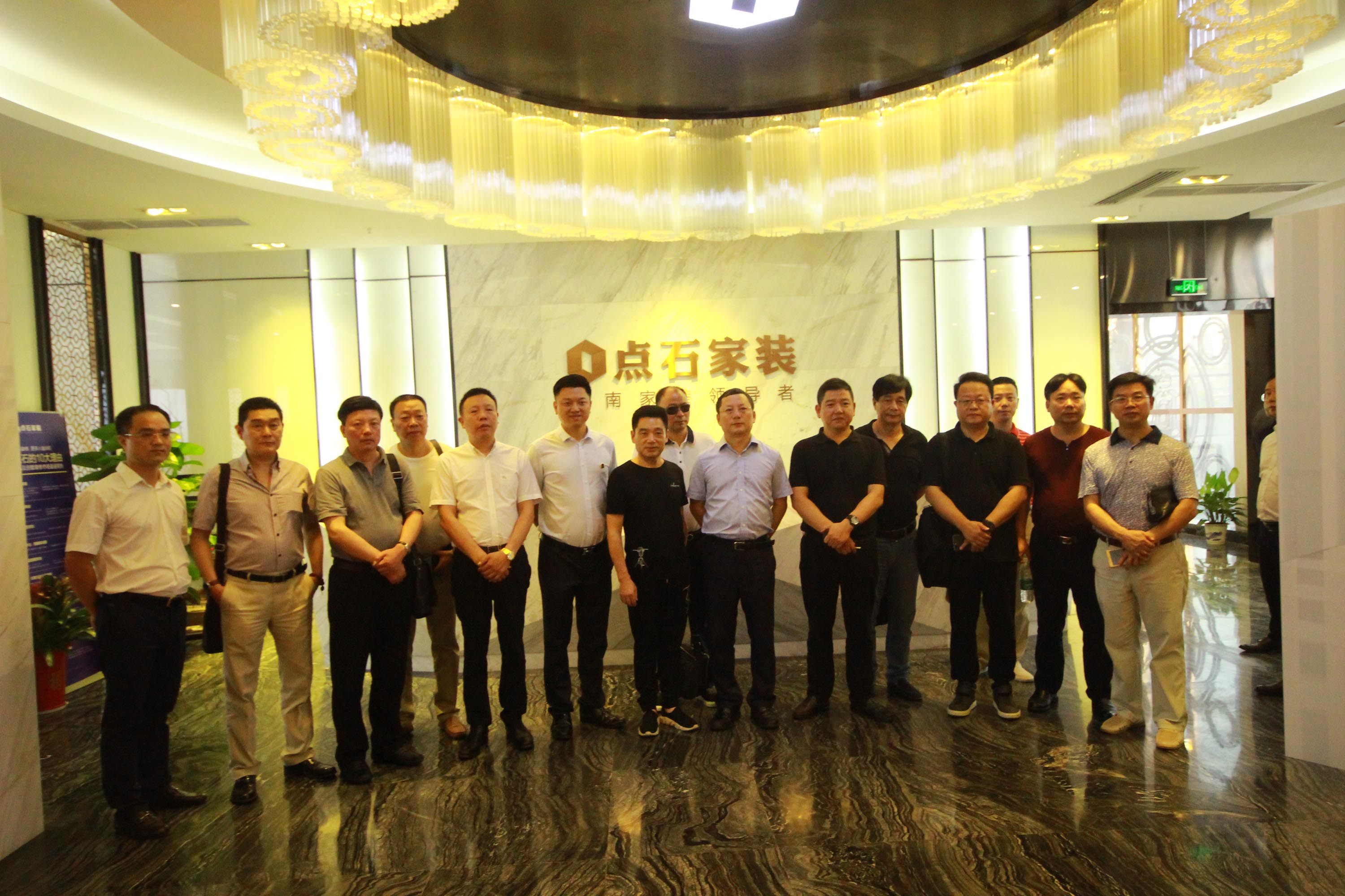 受到等候在此的省协会姚会长,李秘书长和点石装饰公司总裁欧煜,副总